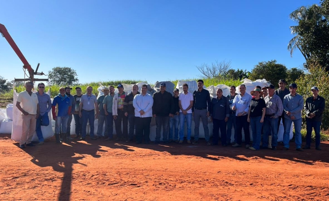 Prefeitura Municipal de Altônia entrega aproximadamente 800 toneladas de calcário a produtore...