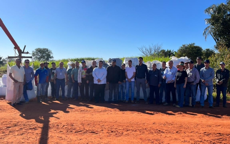 Prefeitura Municipal de Altônia entrega aproximadamente 800 toneladas de calcário a produtores rurais de Altônia 