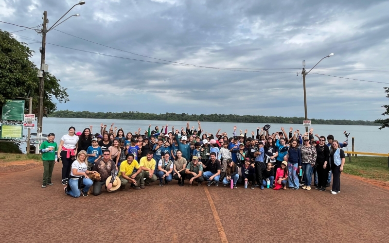 Alunos Participam de Recuperação de Nascente